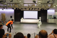 キーパーを相手にサッカーボールを蹴って会場を沸かせた。