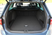 「パサートヴァリアントTSI Rライン」のラゲッジルーム。容量は2列目シートを起こした状態で650リッター、倒した状態で1780リッターとなっている。