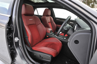 「SRT」ロゴ入りのフロントシート。表皮はナッパレザーとスエードのコンビとなっている。