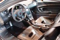 カーボン材がふんだんに使われるインテリアの様子。
    