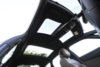 「コックピットルーフ」と名付けられたグラスルーフは、運転席と助手席、そして後席の3分割構成となる。ルーフコンソールに見える“6連スイッチ”では、各サンシェードの開閉のほか、ヘッドアップディスプレイの起動／格納および調整を行う。