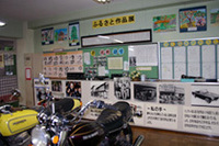 光明小学校の「郷土・本田宗一郎資料室」児童たちの絵や習字も展示されている。彼らの真剣さや微笑ましさが伝わってきて清々しい。宗一郎さん自身が生前、学校創立100周年にちなんで贈った言葉、「試す人になれ」を教育目標にしている。平日の授業時間（9時〜16時）であれば一般の参観も可能とのこと。なお、これとは別に「本田宗一郎記念館（仮称）建設構想」が生誕100周年（2006年11月17日）の起工式を期して地元天竜市の手で準備が進められ、合併後も新・浜松市に引き継がれることが決定している。