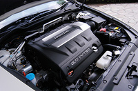 3リッター「i-VTEC」は、リアバンク（写真向かって左）を休止させるシステムをもつ。フロントの方が冷却面で有利なことと、直下のキャタライザー温度を保持するため。ちなみに、休止時には燃料噴射が停止されるほか、バルブを閉じてシリンダー密閉状態にして、ポンピングロスを低減する。ニューインスパイアは、「可変シリンダーシステム」の恩恵で、トップのギア比を“落として”、4速へのスムーズなキックダウンを実現することができた。燃費は、ギアより気筒休止で稼ぐ考えだ。