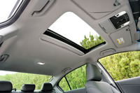 「ハイブリッドEX」に設定される電動サンルーフ。レザーインテリアとのセットオプションで用意されている。