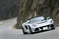 外観上は、脱着式のソフトトップだけでなく、エアロパーツの有無もロードスターとクーペの違いとなっている。前者にはリアウイングやフロントリップスポイラーが装備されない。
    