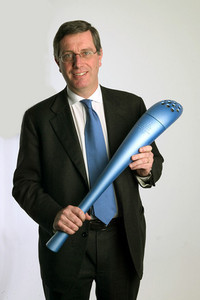 アンドレア・ピニンファリーナ。同社が手がけたトリノ五輪聖火トーチとともに。