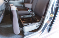 助手席の下には、収納ボックスが備わる。