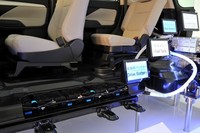 駆動用バッテリーの搭載位置はキャビン部分のフロア下。これらPHEVシステムの室内への侵食は少なく、ベース車と同等の居住性・積載量を維持している。