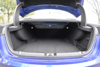 トランクルームの容量は、標準で500リッター。6：4分割可倒式の後席を前方に倒すことで、さらに拡大できる。（画像をクリックするとシートの倒れるさまが見られます）
    