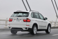 BMWによれば「X5 xDrive35d ブルーパフォーマンス」の航続可能距離は935km。ガソリンモデルの「X5 xDrive35i」（723km）より200kmほど長くなるとのこと。