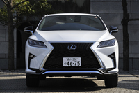 新型「RX」にも、スピンドルグリルと名付けられた大きなグリルが与えられる。写真は、スポーティーグレード“Fスポーツ”のもの。