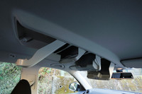 小物の収納に便利なシーリングトレーやシートアンダートレーなどの収納スペースが用意される。