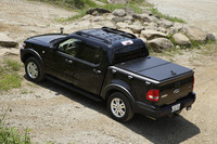 エクスプローラーのボディ後半を荷台にした「スポーツトラック」。4リッターV6のほか、80台限定で4.6リッターV8モデルも選べる。