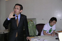 プレゼンテーションを行った、日産自動車常務取締役の中村史郎氏と、クリエイティブボックスのスタッフ。日産には約800人のデザインスタッフが在籍、ここでは25人が働いている。