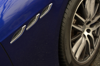 フロントフェンダー後端のエアアウトレットの意匠は、ほかのマセラティ車にも見られるディテールだ。
    