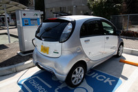 三菱の「i-MiEV」。軽乗用車の「i（アイ）」をベースとする電気自動車だ。