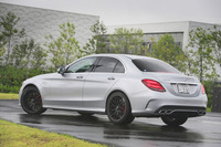 
    マフラーエンドは、左右2本ずつの4本出し。フラップを使ってエキゾーストノートを変化させられる「AMGパフォーマンスエグゾーストシステム」が備わる。
    