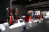 タイヤチェンジャー、ホイールバランサーなどの整備器具類をアートのように展示。イタリア人にしかできない芸当だろう。