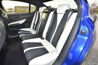 リアシートのデザインも、フロントのスポーツシートと共通のイメージでまとめられている。