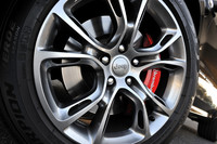 ブレーキキャリパーはブレンボ製で前が6ピストン、後ろが4ピストン。タイヤサイズは前後とも295/45ZR20。試乗車はピレリ・スコルピオン ヴェルデ（オールシーズンタイプのランフラット）を装着していた。