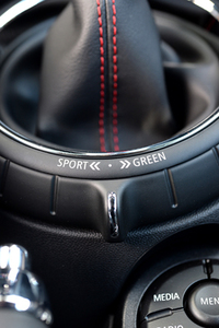 シフトノブの付け根に装備された「MINIドライビング・モード」のロータリースイッチ。
    