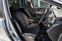 プレマシーの内装は、サンドベージュとブラックの2タイプが基本。上級グレード「20S」（写真）のみブラック＋ブルーパイピング＆ステッチとなる。