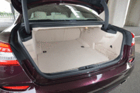 荷室の容量は530リッター。6：4分割可倒式の後席を倒すと、さらに拡大される。（写真をクリックすると荷室のアレンジが見られます）
    