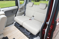 「タントX“SA”」のリアシート。リクライニング機能に加え、前後の調整幅24cmのスライド機能を備えている。