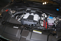 A7スポーツバックが採用するスーパーチャージャー付きの3リッターV6は、「A8」に搭載されるものと同型ながら、最高出力は10ps、最大トルクは2.1kgm高められ、300ps/5250-6500rpmと44.9kgm/2900-4500rpmのパフォーマンス。10･15モード燃費は10.2km/リッターを記録する。