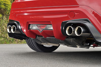 「ハイレスポンスマフラーVer.R」は、直径86mmの4本出し。そのタイコ部には、直進安定性を向上させるための別オプション「リアディフューザー」（写真奥）も追加できる。