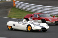 「ヒストリック」の走行で、初代ヨーロッパのレーシングバージョンである「47GT」をアウトから抜いていくレーシングスポーツの「23B」。1963年に開催された第1回日本グランプリで、何倍もエンジンが大きいフェラーリ250GTやアストン・マーティンDB4ザガートを蹴散らし、ホンモノのレーシングスポーツのスゴさを日本人に知らしめたマシンである。