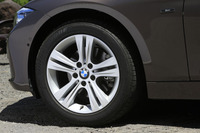 写真の17インチアルミホイールは、標準装備となるアイテム。オプションで18インチのものも用意されている。
    