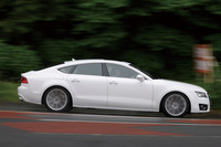 峠道を疾走する「アウディA7スポーツバック」。ホイールは写真の19インチが標準で、20インチ（オプション）も選べる。