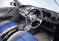 【ポロ】
	ポロには、1.4リッター(75ps、12.8kgm)、1.6リッター(125ps、15.5kgm)、いずれも新開発オールアルミ・ツインカムユニットが搭載される。前者には、2Dr(175.0万円)、4Dr(195.0万円)、そして電動キャンバストップをそなえた「オープンエア」(205.0万円)、後者にはGTI(220.0万円)がラインナップされる。右ハンドルのみ。
	
	【スペック】
	ポロ4Dr(4AT)：全長×全幅×全高＝3750×1660×1425mm/ホイールベース＝2410mm/車重＝1070kg/駆動方式＝FF/1.4リッター直4DOHC16バルブ(75ps/5000rpm、12.8kgm/3800rpm)/車両本体価格＝195.0万円
	 