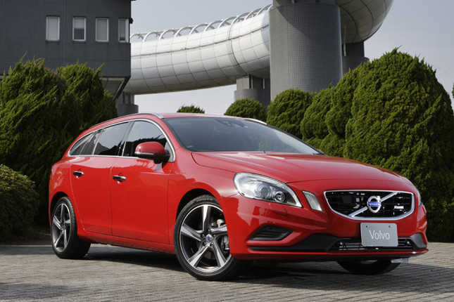 「ボルボV60」。写真は、スポーティグレードの「T6 AWD R-DESIGN」。