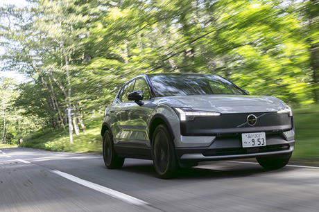 ボルボの小型電気自動車（BEV）「EX30」にファン待望の「クロスカントリー」が登場。車高を上げてSUVっぽい...