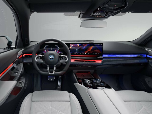 BMWが新型「5シリーズ ツーリング」発売 電気自動車とディーゼル車を