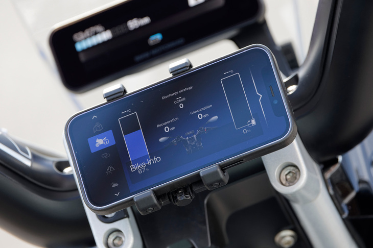 BMWモトラッドでは、電動バイクの管理やツーリングに便利なスマートフォン向けのアプリも用意。「ハイライン」仕様ならクレードルに装着したスマートフォンを、バイク側のスイッチで操作することもできる。