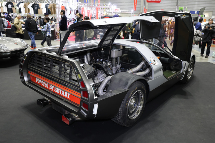 「RX500」のパワーユニットは最高出力250PSまでスープアップされたレーシング仕様の「ファミリア ロータリークーペ」用10A型ロータリーエンジン。トランスミッションは唯一のロータリーエンジン搭載FF車だった「ルーチェ ロータリークーペ」用の4段MT。