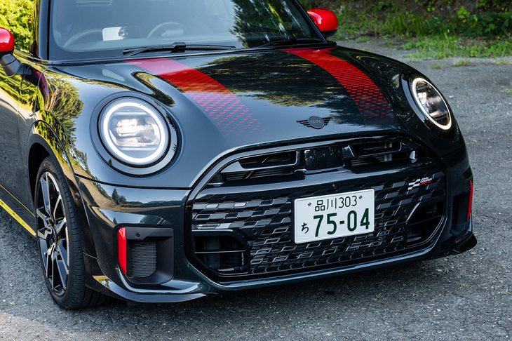 フロントマスクはどこからどう見てもMINI。最新モデルではヘッドランプの点灯パターンが変えられるようになった。ナンバープレートの横に「JOHN COOPER WORKS」のバッジが貼られる。