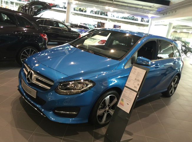 ブルーメタリックの「メルセデス・ベンツBクラス」。