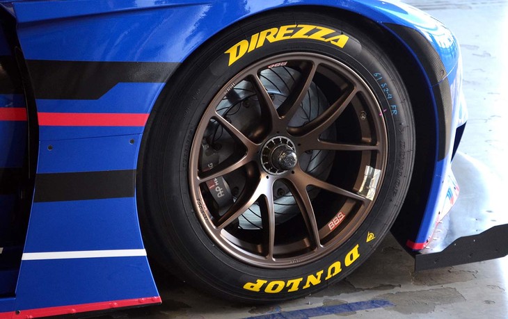 ダンロップタイヤの採用は7シーズン目となった。2020年シーズンはタイヤ選択の成功率が高くなり、データや知見の蓄積が強みになりつつある。ホイールはBBS製の「RI-A」を踏襲。なお、市販のRI-AにもGTマシンで得られたノウハウがフィードバックされている。フロントフェンダー前方（写真では右側）に見られる黒い縁取りは、カラーデザインではなく空力パーツの一種。