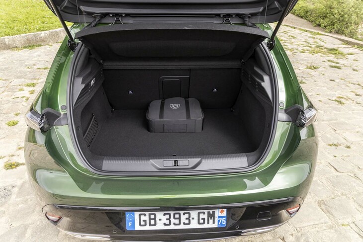 荷室の容量は、5人乗車時で361リッター。長尺物を積むためのスキーホールが用意されるほか、後席の背もたれを倒すことで容量を拡大できる。