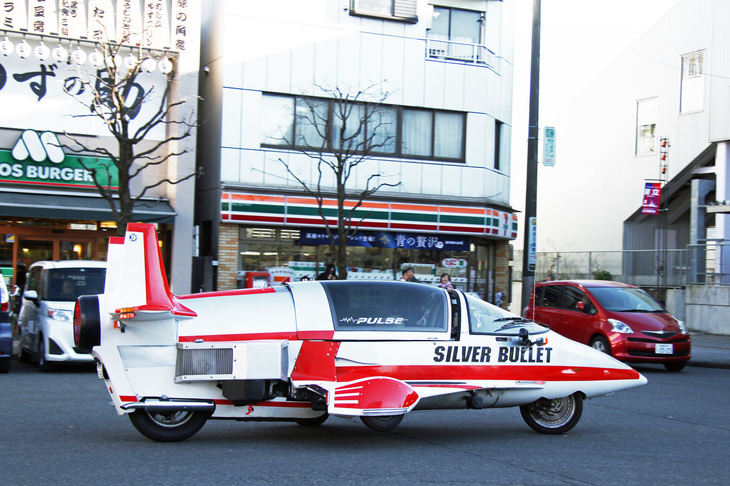 駅前ロータリーを行く謎の飛行体……の正体は1989年「パルス」。アメリカのメーカーが製造した二輪車（ただし左右の主翼状の下にそれぞれ補助輪が付いている）で、パワーユニットは「ホンダGL1500」用の1.5リッター水冷フラット6。登録は大型二輪で、運転時はヘルメット着用が義務づけられる。FRP製ボディーカウルの後部は現オーナーが作り替えたそうで、本来尾翼はなかったという。