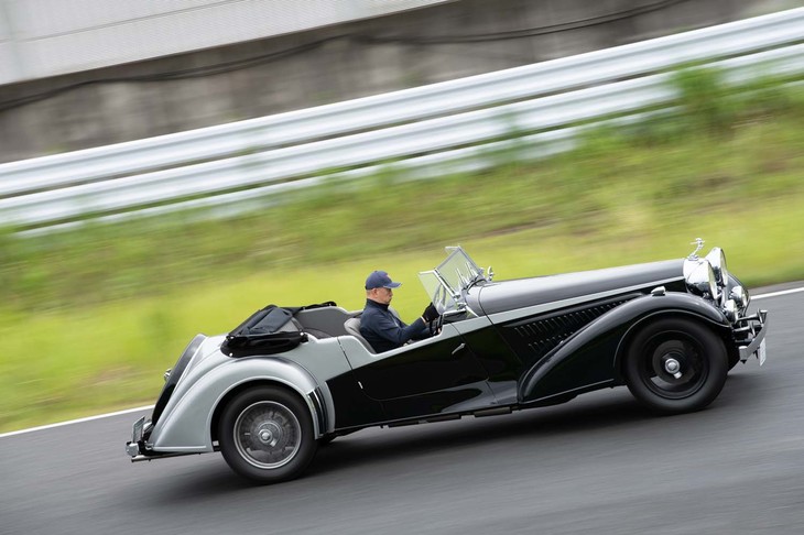 フレームは自然乾燥した英国産のアッシュ（木材）を基本に、アルミパネルによって保護・補強が施される。