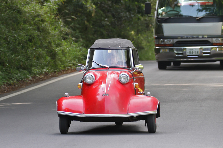 「メッサーシュミットKR200」。「BMW 600」を積んだセーフティーローダーが続く。