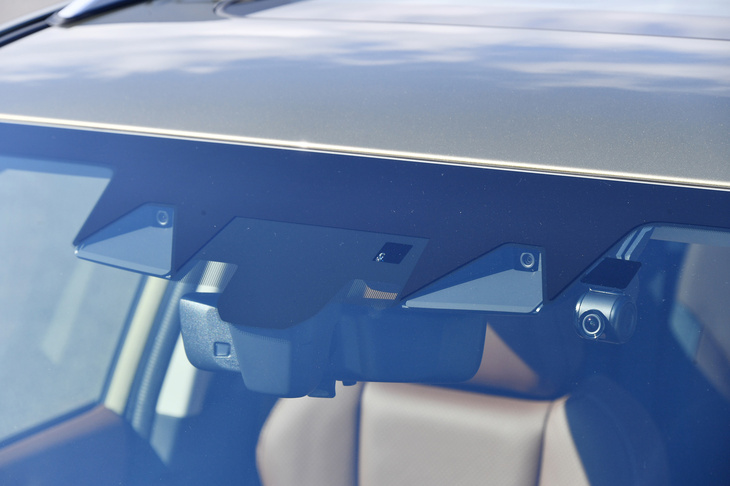 スバルのADAS「アイサイト」のステレオカメラ。2021年8月の改良で広角化されたほか、ソフトウエアも見直され、より幅広いシーンでドライバーをアシストできるよう性能向上が図られた。（写真：田村 弥）