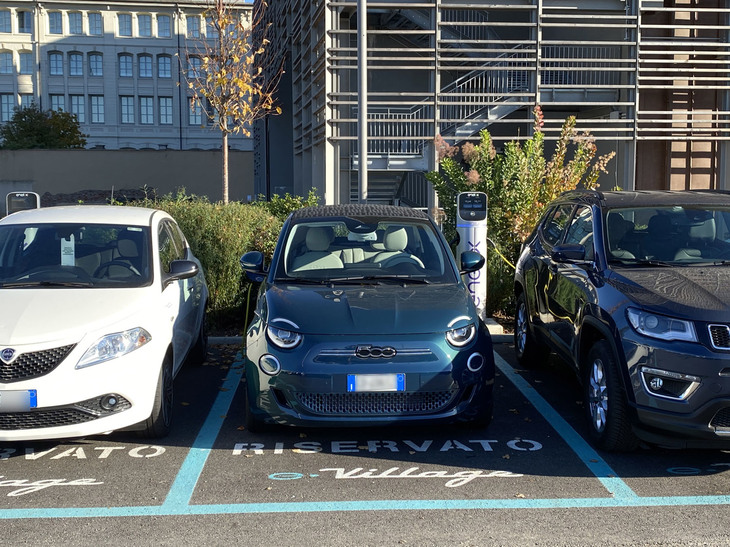 eビレッジの専用駐車場。