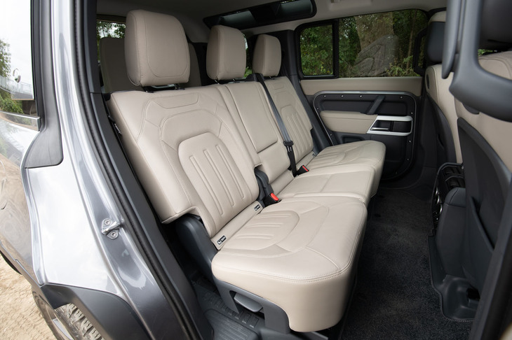 2列目シートは6：4の分割可倒式。後席用エアコンや電源ソケット、センターアームレストなどが備わっており、快適に過ごすことができる。