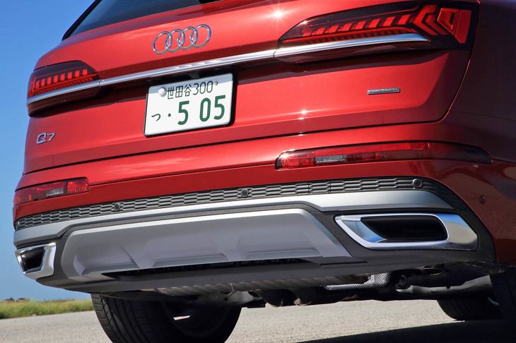 リアまわりでは、左右のランプをつなぐストリップを採用。より安定感を強調したデザインとなった。